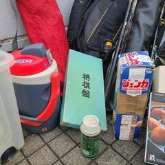 釣り竿・釣り道具・テニスラケットバッグ・鉄たこ焼き器・椅子・電気たこ焼き器の画像