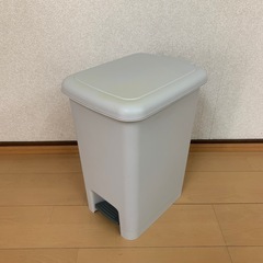ペダル式ゴミ箱20L・コルクボードの画像