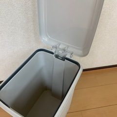 ペダル式ゴミ箱20L・コルクボードの画像