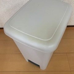 ペダル式ゴミ箱20L・コルクボードの画像