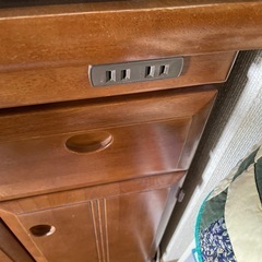 棚、木製　引き出し天板付き、電源付きの画像