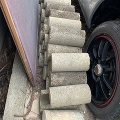 花壇に使う丸いブロックの画像