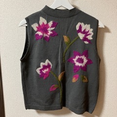 花の刺繍　ニットベスト　M