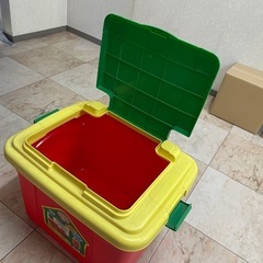 おもちゃ箱.収納ケース2個の画像
