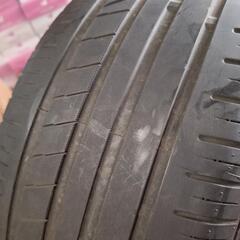 普通車タイヤの画像
