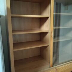 大きめの食器棚の画像