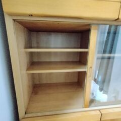 大きめの食器棚の画像