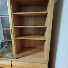 大きめの食器棚の画像