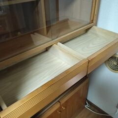 大きめの食器棚の画像