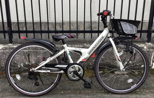 ＜整備済・美品＞ブリヂストン・ジュニア・24インチ自転車・シマノ外装6段変速 LEDライト・鍵付き ホワイト