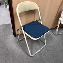 パイプ椅子一脚