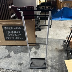 傘立て スリム 引っかけ 吊るし型 受け皿 フック おしゃれ 北欧 コンパクト 屋内 屋外 白 黒 モダン アンブレラハンガー 省スペースの画像