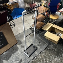 傘立て スリム 引っかけ 吊るし型 受け皿 フック おしゃれ 北欧 コンパクト 屋内 屋外 白 黒 モダン アンブレラハンガー 省スペースの画像