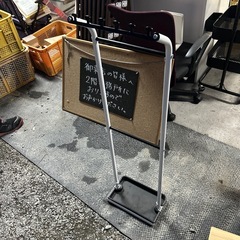 傘立て スリム 引っかけ 吊るし型 受け皿 フック おしゃれ 北欧 コンパクト 屋内 屋外 白 黒 モダン アンブレラハンガー 省スペースの画像