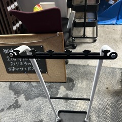 傘立て スリム 引っかけ 吊るし型 受け皿 フック おしゃれ 北欧 コンパクト 屋内 屋外 白 黒 モダン アンブレラハンガー 省スペースの画像