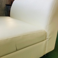 2人掛けソファ　収納付き　白　シンプルの画像