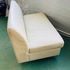 2人掛けソファ　収納付き　白　シンプルの画像