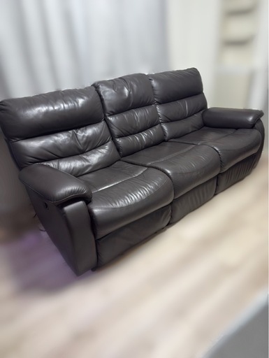 【定価15万円】ニトリ電動本革リクライニングテーブル付き3人掛けソファ