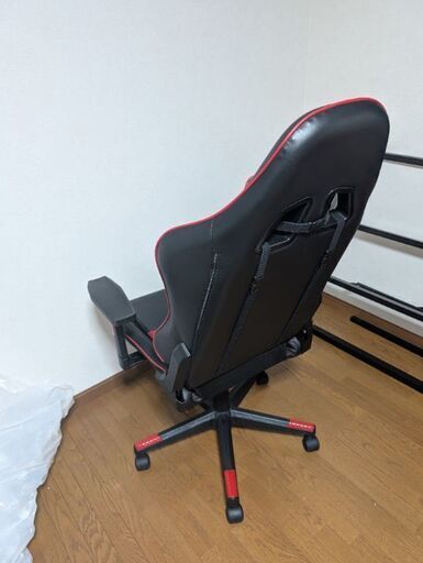 値下げしました。ゲーミングデスク、チェア、ラックをセットで