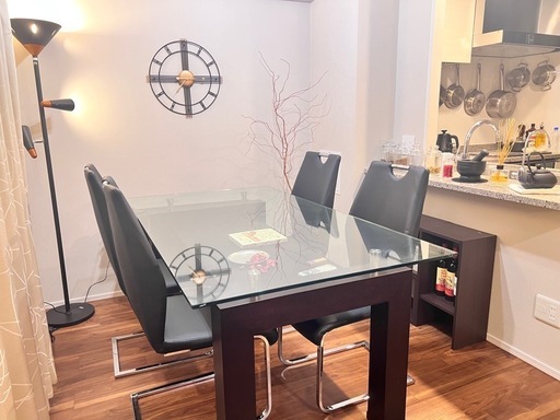 クラスティーナ「ソリダス」のガラスダイニングテーブル