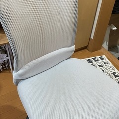 白いオフィスチェア【メッシュ】の画像