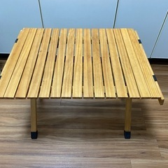 木製テーブルの画像