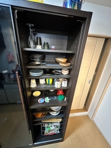 ガラス扉付きの食器棚 オーダーメイドの木製食器棚 ガラス扉付き 食器