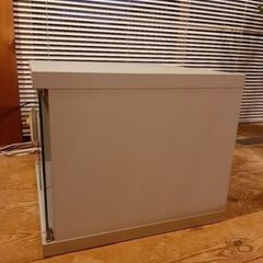 ガラス収納棚、テレビ、パソコン台の画像