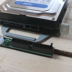 カラオケ・UGA R2本体と写真の大量のハードデスクを全てまとめての出品です。（※可動品・新品と異なる・全て詳細は不明です）の画像