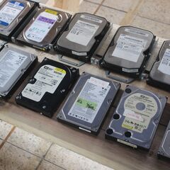 カラオケ・UGA R2本体と写真の大量のハードデスクを全てまとめての出品です。（※可動品・新品と異なる・全て詳細は不明です）の画像