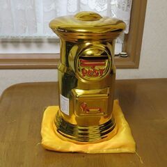 金色のポスト型貯金箱