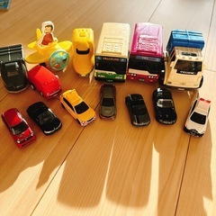 トミカやバス、トラックのミニカーセット