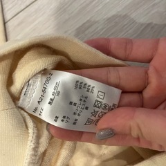 フリル付きクリーム色カーディガン 100サイズの画像