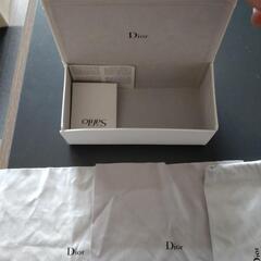 Diorの箱などの画像