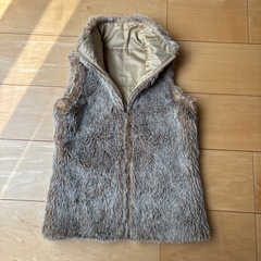 GAP 120リバーシブル　ベスト ゴールド　フェイクファーの画像