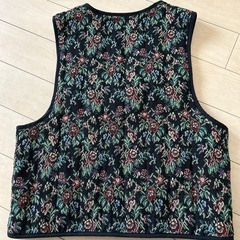 フェイラーみたいな刺繍　ベストの画像