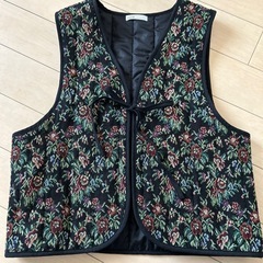 フェイラーみたいな刺繍　ベスト