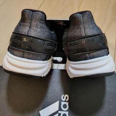 【新品】adidas　キッズスニーカー　18cmの画像
