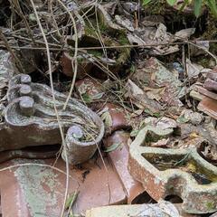 古い瓦　傷割れ等あり現状　取り放題500円の画像