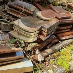 古い瓦　傷割れ等あり現状　取り放題500円の画像
