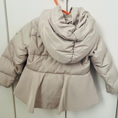 プティマイン　フード付きベージュのダウンコートの画像