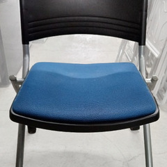 メーカー不明 スタッキングチェア 背パッドなし 肘なし キャスタ...