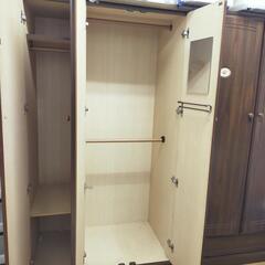 事務机や家具などの画像