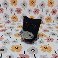 お魚くわえた　赤いリボンの似合う黒ねこちゃん