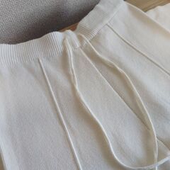 綺麗め白のパンツの画像