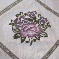 花の刺繍のクッションカバー2点の画像