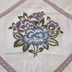 花の刺繍のクッションカバー2点の画像