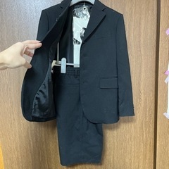 男児スーツ130サイズの画像