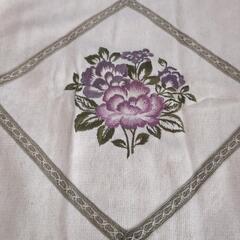 花の刺繍のクッションカバー2点の画像