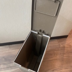 ペダル式ゴミ箱の画像